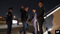 El secretario de Estado de EEUU, Antony Blinken, saluda antes de abordar un avión para su viaje a China, en la base conjunta Andrews, Maryland, el viernes 16 de junio de 2023. 