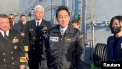 資料照：日本首相岸田文雄登上停泊在東京以南相模灣的美國海軍尼米茲級核動力航母里根號。（2022年11月6日）