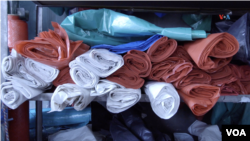 Bolsas plásticas de un solo uso en un local de distribución en el centro de Bogotá. [Foto: Johan Reyes, VOA].