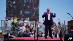 El candidato presidencial republicano Donald Trump habla en un mitin de campaña el 9 de junio de 2024 en Las Vegas, EEUU.
