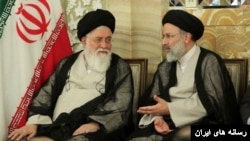 ابراهیم رئیسی، رئیس دولت جمهوری اسلامی در کنار احمد علم‌الهدی، امام جمعه مشهد و پدر همسرش.
