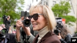 E. Jean Carroll, quien alega que Donald Trump la violó en una tienda en 1996, llega al Tribunal Federal de Manhattan, en Nueva York, el 9 de mayo de 2023.