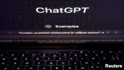 ARCHIVO - En esta fotografía ilustrativa tomada el 8 de febrero de 2023 se ve un teclado reflejado en la pantalla de una computadora que muestra el sitio web de ChatGPT, un chatbot de IA de OpenAI.