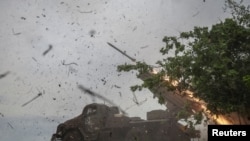 2024 年4 月24 日，在烏克蘭頓內茨克地區，烏克蘭軍人在向前線附近的俄羅斯軍隊發射BM-21 Grad 多管火箭系統。