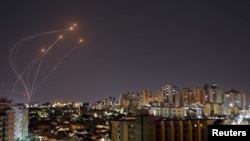 Sistem pertahanan antirudal milik Israel berupaya menggagalkan roket yang diluncurkan dari Jalur Gaza, dalam foto yang diambil dari Ashkelonm pada 7 April 2023. (Foto: Reuters/Amir Cohen)