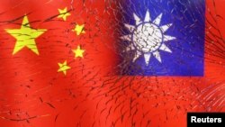 Bendera China dan Taiwan terlihat dari balik pecahan kaca dalam sebuah ilustrasi yang diambil, 11 April 2023. (Foto: REUTERS/Dado Ruvic)