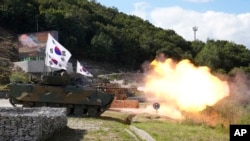 រូបឯកសារ៖ រថក្រោះប្រភេទ Army K2 របស់កូរ៉េខាងត្បូងបាញ់គ្រាប់ ក្នុងអំឡុងពេលនៃការធ្វើសមយុទ្ធបាញ់គ្រាប់ពិតនៅកន្លែងហ្វឹកហ្វឺនមួយក្នុងទីក្រុង Pocheon ប្រទេសកូរ៉េខាងត្បូង ថ្ងៃទី ២០ ខែកញ្ញា ឆ្នាំ២០២២។