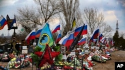 На месте захоронения российских военнослужащих, погибших на войне в Украине. Архивное фото. Волгоградская область, 30 марта 2024 г.