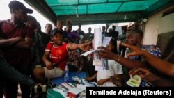 Dépouillement des résultats de l'élection présidentielle au Nigeria, dans un bureau de vote à Awka, dans l'État d'Anambra, le 25 février 2023.