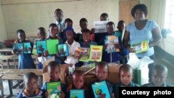 Vana vepa Dekezi Primary School vachiratidza mabhuku avakapihwa neRural Schools Library Trust