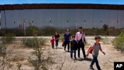 Un grupo de migrantes de Guatemala y Perú después de cruza el muro fronterizo desde México a EEUU en el sector de Tucson, Arizona, el 29 de agosto de 2023.
