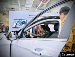 Jokowi menjajal kendaraan listrik di pabrik sel baterai kendaraan listrik PT Hyundai-LG Indonesia (HLI) Green Power. (biro Setpres)