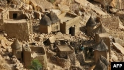 Vue sur le village de Bandiagara, au centre du Mali, le 9 février 2005.