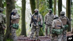 Українські солдати під час навчань у Сполученому Королівстві разом зі Збройними силами Австралії,1 лютого 2023 р. (Ben Birchall/Pool via AP)