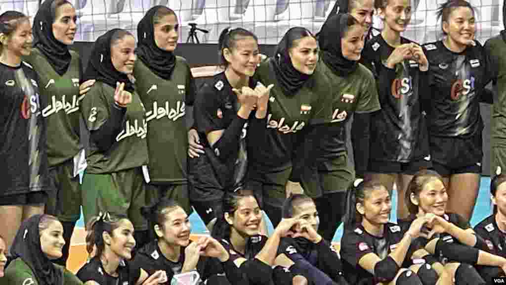 بازیکنان و کادر فنی تیمهای والیبال زنان ایران و تایلند در پایان دیدار تدارکاتی