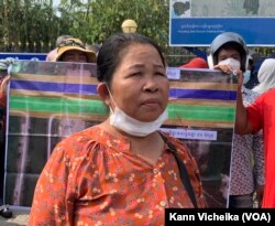 អ្នកស្រី អួង ស៊ីម ពលរដ្ឋ​រស់នៅភូមិអំពៅព្រៃ​និយាយ​ជាមួយ​អ្នកសារព័ត៌មានក្នុង​អំឡុង​ការសុំ​អន្តរាគមន៍​ពី​អភិបាល​ខេត្តកណ្តាល​ឱ្យ​ដោះស្រាយ​បញ្ហា​ដីធ្លី​ពាក់ព័ន្ធនឹង​គម្រោង​ព្រលាន​យន្តហោះ​អន្តរជាតិ​ថ្មី​នៅ​ខាងមុខ​សាលាខេត្ត​កណ្តាល នៅ​ថ្ងៃទី២៤ ខែមេសា ឆ្នាំ២០២៣។ (កាន់ វិច្ឆិកា/វីអូអេ)