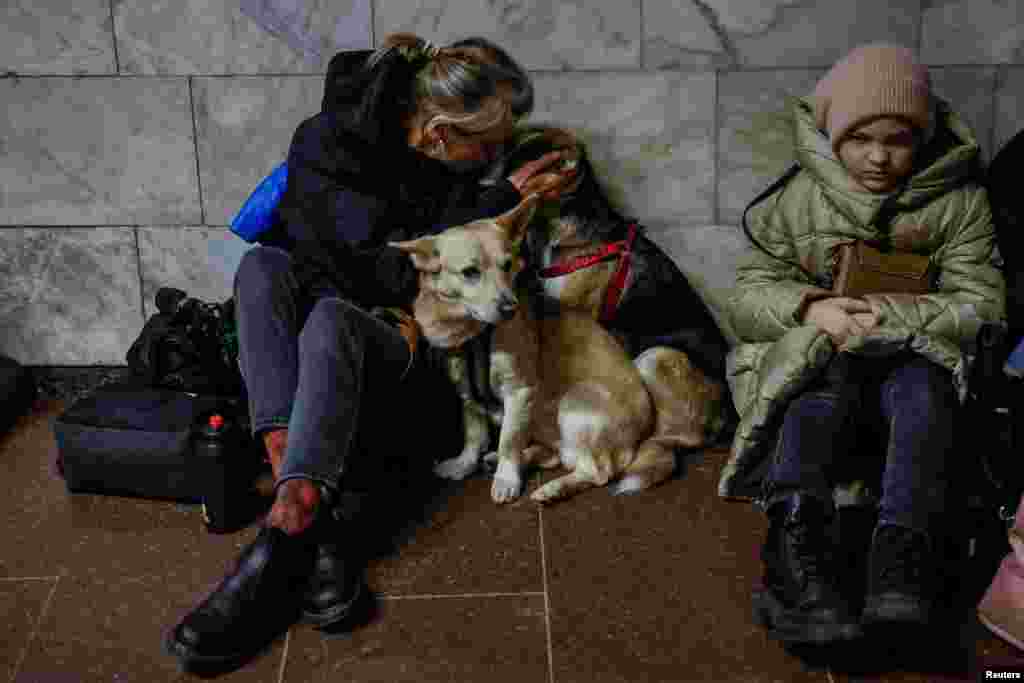 La gente se refugia dentro de una estación de metro en Kiev, Ucrania, el 21 de marzo de 2024.