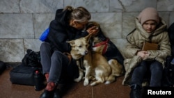 Люди укрываются на станции метро во время российского ракетного удара, Киев, Украина, архивное фото. REUTERS/Alina Smutko