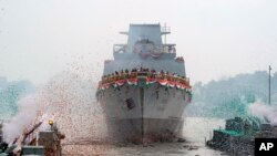 资料照：印度海军新军舰 INS Vindhyagiri驶入胡格利河。（2023年8月17日）