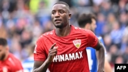 Serhou Guirassy célèbre l'ouverture du score lors du match de Bundesliga entre Darmstadt 98 et Stuttgart, Allemagne, le 17 février 2024.