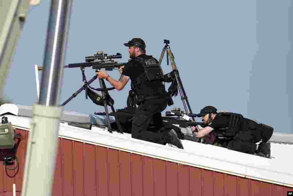 Des tireurs d'élite de la police ripostent après que des coups de feu ont été tirés pendant que Donald Trump s'exprimait.