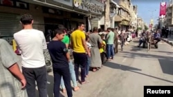 Palestinci čekaju u redu za hleb kod pekare u Kan Junisu, u južnom delu pojasa Gaze, 14. oktobra 2023.