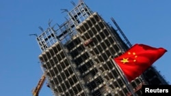 中國國旗在北京一處正在施工的樓盤前飄揚。 （2013年11月4日）