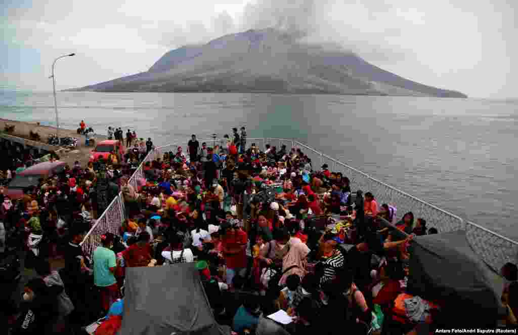 Warga dievakuasi ke Kabupaten Minahasa Utara, Sulawesi, menggunakan kapal perang KRI Kakap-881 dari pelabuhan Tagulandang, menyusul letusan gunung berapi Gunung Ruang di Sitaro, provinsi Sulawesi Utara, 1 Mei 2024. (Antara Foto/Andri Saputra/ via REUTERS)