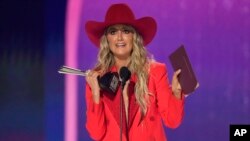 Lainey Wilson acepta el premio al artista del año durante la 59a edición anual de los Premios de la Academia de Música Country el jueves 16 de mayo de 2024 en el Ford Center en Frisco, Texas. (Foto AP/Chris Pizzello)