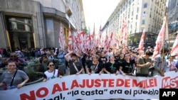 Miembros del Movimiento Socialista de los Trabajadores protestan y bloquean parcialmente una calle durante la primera manifestación contra el nuevo gobierno de Javier Milei en Buenos Aires, capital de Argentina, el 20 de diciembre de 2023.