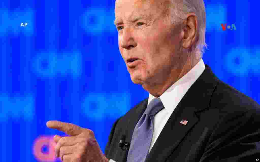 El presidente Joe Biden habla durante el debate presidencial de CNN con el candidato presidencial republicano, el expresidente Donald Trump.