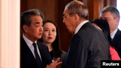 中国外交事务主管王毅与俄罗斯外长拉夫罗夫在莫斯科会谈前交谈。（2023年2月22日）