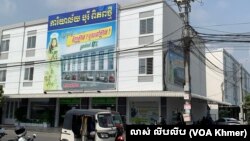 ពលរដ្ឋធ្វើដំណើរឆ្លងកាត់ការិយាល័យបុរីពិភពថ្មី ក្នុងខណ្ឌកំបូល រាជធានីភ្នំពេញ កាលពីថ្ងៃទី១៥ ខែមីនា ឆ្នាំ២០២៤។ (លាស់ លីបលីប/ វីអូអេ)