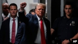 El expresidente Donald Trump regresa de una pausa para almorzar en el Tribunal Penal de Manhattan, el martes 28 de mayo de 2024, en Nueva York.