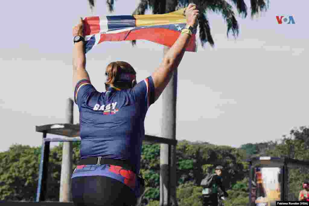 Banderas de distintos países acompañaron a varios de los corredores