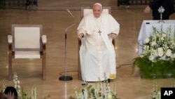 El papa Francisco sonríe cuando llega a una reunión con personas pobres y refugiados en la Iglesia de Santa Isabel de Hungría en Budapest, Hungría, el 29 de abril de 2023.