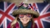 Una fan de la realeza, Sally Scott, posa en el centro comercial frente al Palacio de Buckingham antes de la coronación del rey Carlos y Camila, reina consorte de Gran Bretaña, en Londres, el 4 de mayo de 2023.