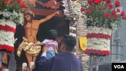 Los niños más pequeños son presentados ante la imagen en señal de agradecimiento y de nuevos devotos que nacen ante los ojos del Señor de los Milagros.