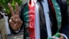 Para pendukung mantan perdana menteri Pakistan Imran Khan mengacungkan tanda dua jari sebagai simbol kemenangan (victory) atas putusan pengadilan, di Islamabad, Pakistan, 29 Agustus 2023. (Foto: Anjum Naveed/AP Photo)