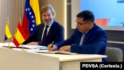 Rafael Tellechea, presidente de la estatal petrolera PDVSA, firma un convenio sobre la empresa mixta Petroquiriquire junto a un representante de Repsol, Francisco José Gea, el lunes 18 de diciembre de 2023 en Venezuela.