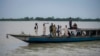 雅鲁藏布江流经印度河段叫做“布拉马普特拉河（Brahmaputra）”，图为行驶在这条河上的印度民船。（资料照）