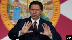 El gobernador de Florida, Ron DeSantis, habla durante una conferencia de prensa para firmar varios proyectos de ley relacionados con la educación pública y los aumentos en el salario de los maestros, en Miami, el 9 de mayo de 2023.
