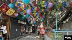 藏傳市集出售雕像、香燭、披肩、繪畫和藏族手工藝品(美國之音/賈尚傑)