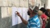 Un ciudadano ubica la mesa en la que le corresponde votar en las elecciones regionales y municipales celebradas en Venezuela en 2021.
