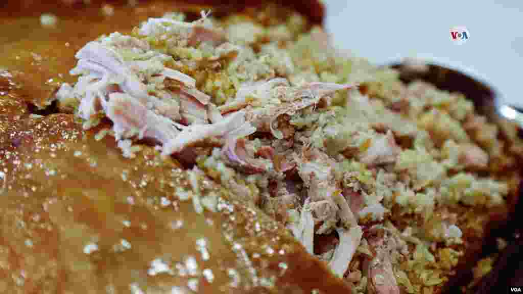 La lechona se prepara al rellenar un cerdo entero de arroz, su propia carne, arvejas y condimentos. Aunque algunos dicen que su receta principal solo lleva carne y arveja.
