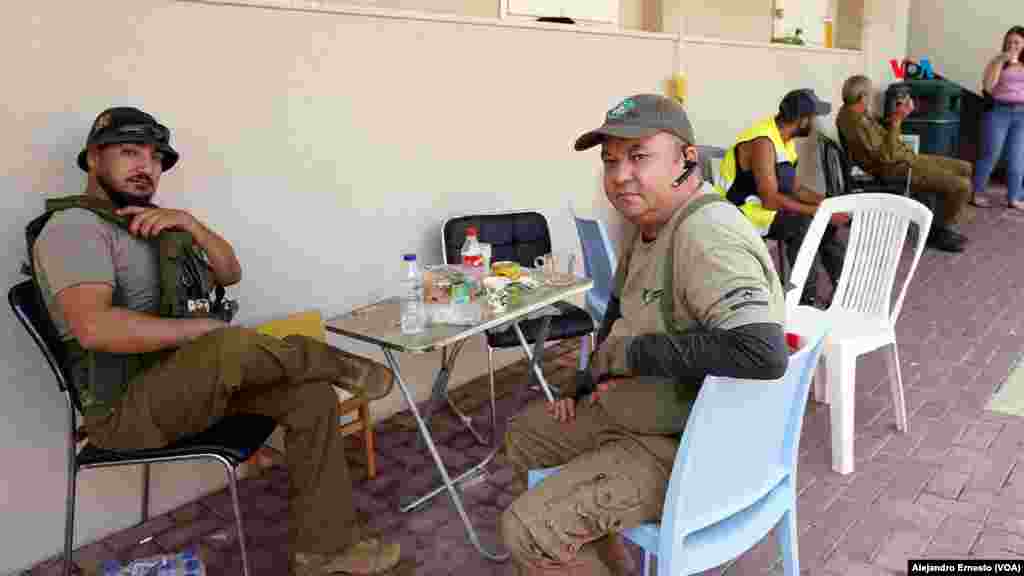 Los reservistas y militares ayudan en el almacenamiento de donaciones que llega de todo el país.