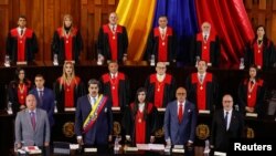 El presidente de Venezuela, Nicolás Maduro, la presidenta de la Corte Suprema de Justicia, Gladys Gutiérrez, y el presidente de la Asamblea Nacional de Venezuela, Jorge Rodríguez, asisten a la inauguración del nuevo mandato judicial, en Caracas, Venezuela, el 31 de enero de 2023.