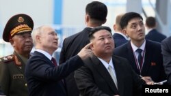 지난해 9월 김정은 북한 국무위원장이 러시아를 방문해 블라디미르 푸틴 러시아 대통령과 극동 아무르 지역의 보스토치니 우주 비행장을 둘러보고 있다.