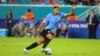 El defensor uruguayo Ronald Araujo (4) controla el balón contra Panamá en el primer tiempo durante la fase de grupos de la Copa América en el Hard Rock Stadium, en Miami. Nathan Ray Seebeck-USA TODAY Sports