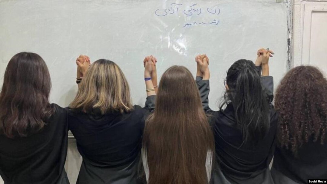 دانش آموزان در مدارس شهرهای مختلف در اعتراضات ۱۴۰۱ با نمادهای جمهوری اسلامی از جمله حجاب به مخالفت پرداختند. 